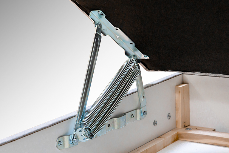 Atsperu pacelšanas mehānisms